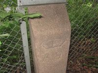 Grensestein nr. 9 står ved gjerdet bak Theodor Henrichsens Sjømandshjem like ved Sjømannsskolen. Foto: Stig Rune Pedersen