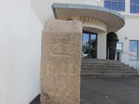 Grensestein nr. 12 står rett utenfor Ekebergrestauranten. Den ble satt opp igjen i 2005 etter å ha blitt gjenfunnet i krypkjelleren. Foto: Stig Rune Pedersen