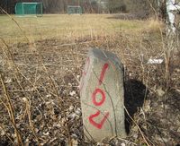 Der grensestein nr. 34 skulle stått, ved enden av Eirik Raudes vei, står det som kanskje er en senere erstatningsstein, men i uferdig form, uten nummer. Foto: Stig Rune Pedersen