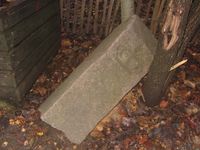 Grensestein nr. 73 ligger inne på Geitmyra gård, men sto opprinnelig på Lindern, ved Thereses gate. Foto: Stig Rune Pedersen