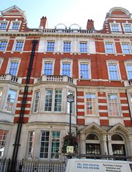 Her ved dette tidligere privatsykehuset i nr. 18 Bentinck Street i London, døde dronning Maud. Foto: Stig Rune Pedersen