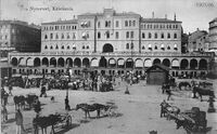 Youngstorvet og Møllergata 19, i Kristiania, 1905-06. Nils Hildus arbeidet som sjauer og kontrollør i Kjøttbasarene som var lokalisert i buegangene under Møllergata.