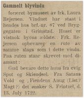 1919: Laura rejersen gir et gammelt blyvindu til Bymuseet. (Grimstad adressetidende 11/3 1919)