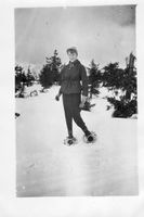 1955. Påske. Reidunn går på truger.