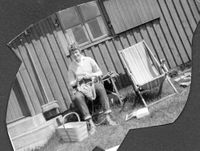 1959. Se fluktstolen! Reidunn har fått Olabukse.