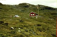 1961. Steinbergdalshytten ble reist av Den norske turistforening i 1895 og drevet helt frem til 1960 hvor det unge paret Jon og Signe Fimreite fra Aurland overtok og drev stedet til ut på 90-tallet. De bygget opp virksomheten til det den er i dag. Foto: Frode Inge Helland