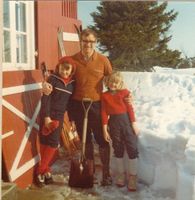 1974. Solplassen er måkt opp. Mari, Per og Tove. Ungene var kjempegode på ski!