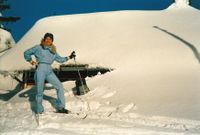 1983. Vidsyn aldeles nedsnødd. Reidunn poserer ved svala.