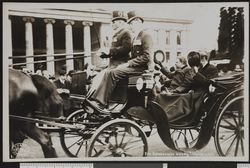 Presidents vogn på Karl Johans gate, med Universitetet i bakgrunnen. Foto: Ukjent