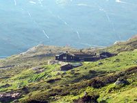 2001. Steinbergdalshytten. Den opprinnelige hytten er inkorporert i anlegget og verandaen innebygget i stuene. Hytten kan sees til venstre i bildet ved flaggstangen. Foto: Frode Inge Helland