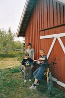 2003. Marcus og Sigurd syklet fra Næroset. Martin, i midten, bilte oppover.
