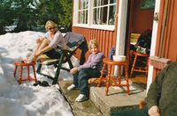 Påsken 2003. Slaraffenliv. Tove og Ida. Røde kjøkken-taburetter med dreide bein.