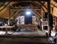 Låven på Ytre Skotet i Storfjorden på Sunnmøre er bygd i typisk vestlandsk grindverk. Foto: Frode Inge Helland (2004).