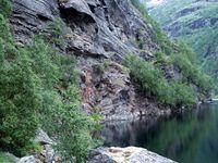 Nesbøgalden utsprengt i klippeveggen over Nesbøvatnet. Foto: Frode Inge Helland