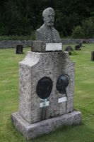 Gravminne etter Torje Leland (T. T. Leland) hans kone Johanne 1874-1970 og hans foreldre (T. K. Leland 1848-1927 og Olina 1834-1910), på Vigmostad kirkegård.