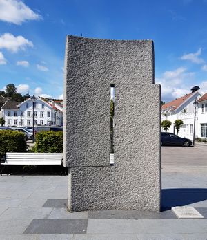 20190529 Lofthusmonumentet, Lillesand.jpg