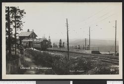 Holmenkollbanen ved Lillevann stasjon. Ukjent fotograf/Nasjonalbibliotekets bildesamling