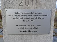22. juli-minnesmerke Nes i Akershus detalj plakett Victoria Stenberg foto Eva Rogneflåten 26.02.2022.jpg