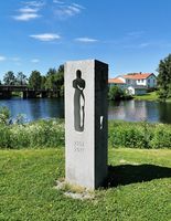Sommerbilde av minnesmerket ved Eidsvollsbygningen. Foto: Trond Nygård (2020).