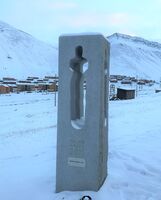 22. juli-minnesmerket på Svalbard står rett utenfor kirka Foto: Mari Olsen, 2018.