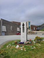 22.juli-minnesmerket i Øygarden kommune er reist ved Stranda skule på Sotra. Foto: Eva Rogneflåten (2022).