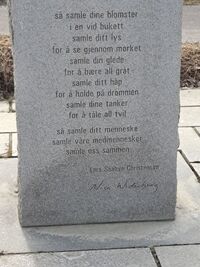 Detalj av diktet på steinen, med Nico Widerbergs signatur.