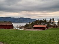 Sørbråten, der det nasjonale minnesmerket Memory Wound skulle ligget, sett fra veien nordfra. Foto: Eva Rogneflåten, 2021