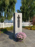 Minnesmerket i Malvik kommune er plassert like foran porten til Hommelvik kirke, som ligger midt i kommunesenteret Hommelvik. Foto: Frida Røsand (2020).