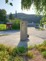 Minnesmerket i Malvik kommune er plassert like foran porten til Hommelvik kirke, som ligger midt i kommunesenteret Hommelvik. Foto: Frida Røsand (2020).