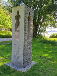 22.juli 2011 lokale minnesmerker Mandal Fotograf Eva Rogneflåten 14.07.2023.jpg