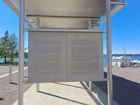 Før åpning. Plakett ved busskuret. Foto: Eva Rogneflåten (2022)