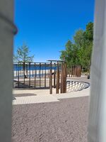 Nasjonalt minnested på Utøyakaia, nesten ferdig til offsiell åpning 18.06.2022. Minnesmerket sett gjennom gjerdet. Foto: Eva Rogneflåten, 2022