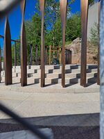 Nasjonalt minnested på Utøyakaia, nesten ferdig til offsiell åpning 18.06.2022. Minnesmerket sett gjennom gjerdet. Foto: Eva Rogneflåten, 2022