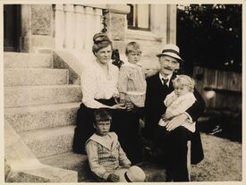 Knut Hamsun med familie på trappa til Villa Havgløtt i Larvik. Foto: Anders Beer Wilse/Nasjonalbiblioteket (13. juli 1917).