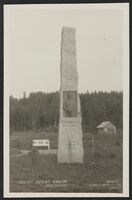 Minnestøtte reist på stedet for slaget ved Matrand i 1814 over den norske øverstkommanderende oberstløytnant Andreas Samuel Krebs hundre år etter. Foto: Ole Skarbø/Nasjonalbiblioteket (19145-1920).