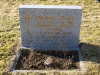 «Michael Tiseth ★ 4–3 1918 ✝ 7–8. 1989 Theodora Tiseth, f. Arnøy ★ 2–2. 1918 ✝ 20–9. 1991. Fred.»