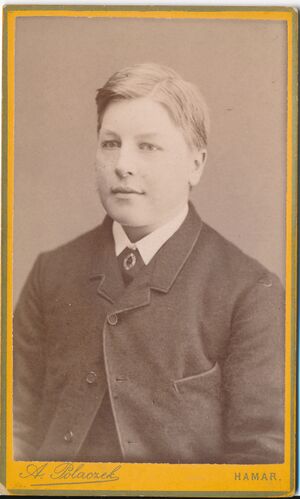 23 Ukjent mann, fotograf A. Polaczek, Hamar.jpg