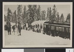 Frognersæteren stasjon med skiløpere. Foto: Nasjonalbiblioteket (1920–1929).