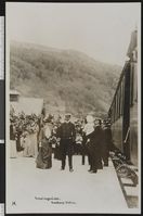 Kong Haakon, dronning Maud og kronprins Olav på Hundorp stasjon under kroningsreisen 1906. Fra Nasjonalbibliotekets bildesamling.