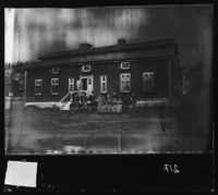 55. 258 ny. Hattfjelldalen gamle Præstegaard, med konfirmanter - NB bldsa OTO0217 A.jpg