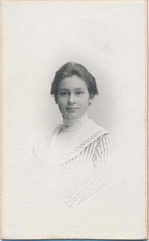 26 Ukjent dame, fotograf Finne, Kristiania 01.jpg