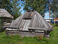 Firkanta dimbargåhte ved Silvermuseet i Arjeplog. Foto: Olve Utne (2012).