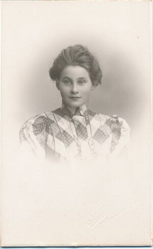 27 Ukjent dame, fotograf Finne, Kristiania 01.jpg