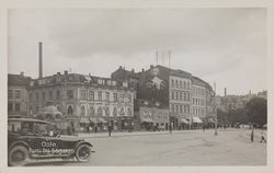 Siste del av Sjøgaten, 22 (t.v.), 20 og 18, sett fra Vestbanestasjonen. Foto: Nasjonalbiblioteket