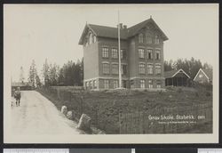 Grav skole i 1920-åra. Foto: Ukjent / Nasjonalbiblioteket