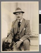 Hamsun på Nørholm med bokseren Dux. Foto: Anders Beer Wilse