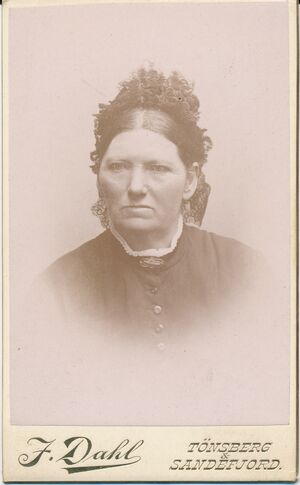 28 Ukjent dame, fotograf J.Dahl, Tønsberg og Sandefjord (før 1897).jpg