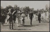 Kong Haakon og dronning Maud til stede ved oppvisning av deltakerne til Sommer-OL 1908 i London. Foto: Nasjonalbiblioteket (1909).