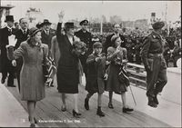 196. 3. Kronprinsfamilien 7. juni 1945 - no-nb digifoto 20160118 00013 bldsa pk kgl0089.jpg