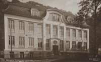 Bergen Handelsgymnasium, oppført 1903. Foto: Nasjonalbiblioteket